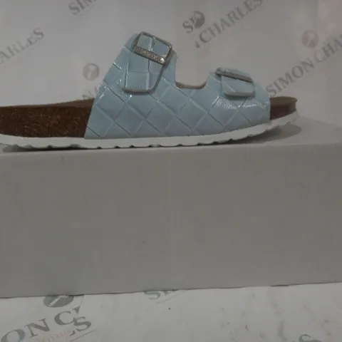 BOXED PAIR OF BONOVA OPEN TOE SANDALS IN LIGHT BLUE SIZE 8