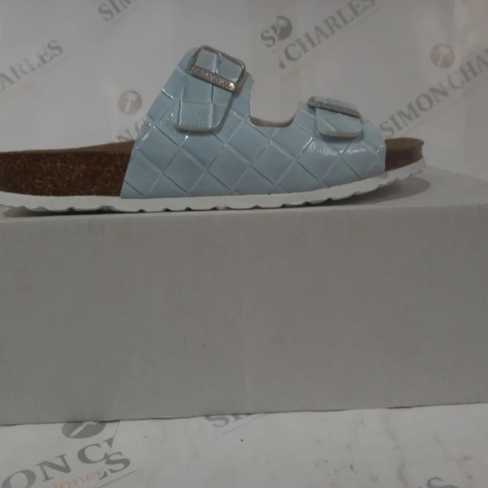 BOXED PAIR OF BONOVA OPEN TOE SANDALS IN LIGHT BLUE SIZE 8