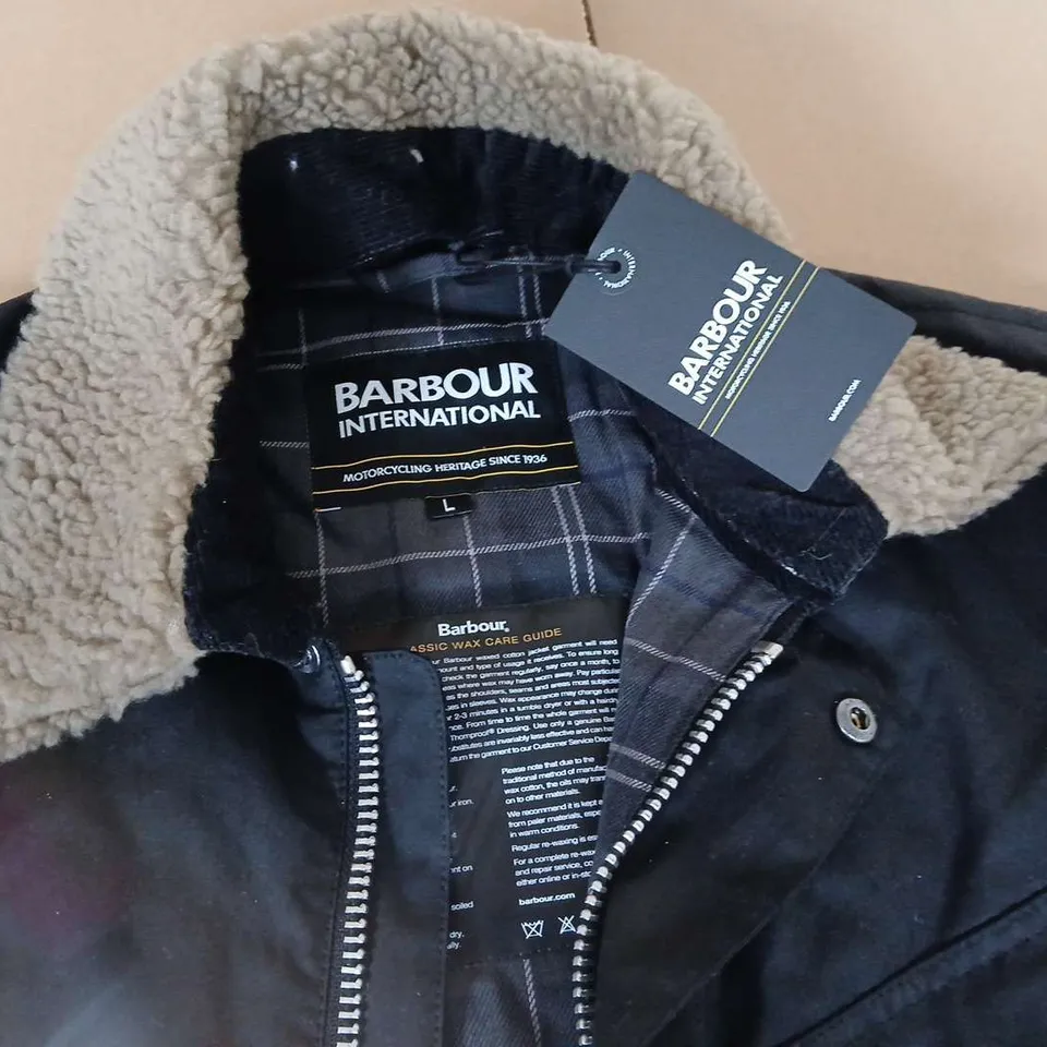 BARBOUR INTERNATIONAL COPPICE SHERPA WAX JACKET IN BLACK - L