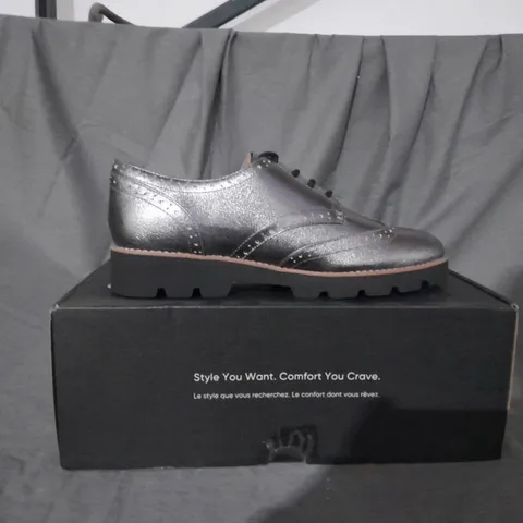 BOXED PAIR OF VIONIC CHARM ALFINA BROGUES IN PEWTER SIZE 8 