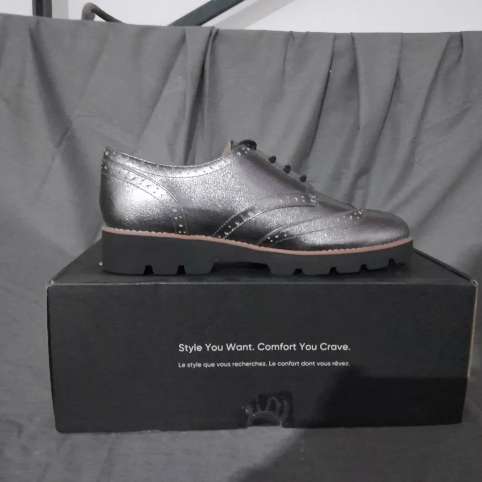 BOXED PAIR OF VIONIC CHARM ALFINA BROGUES IN PEWTER SIZE 8 