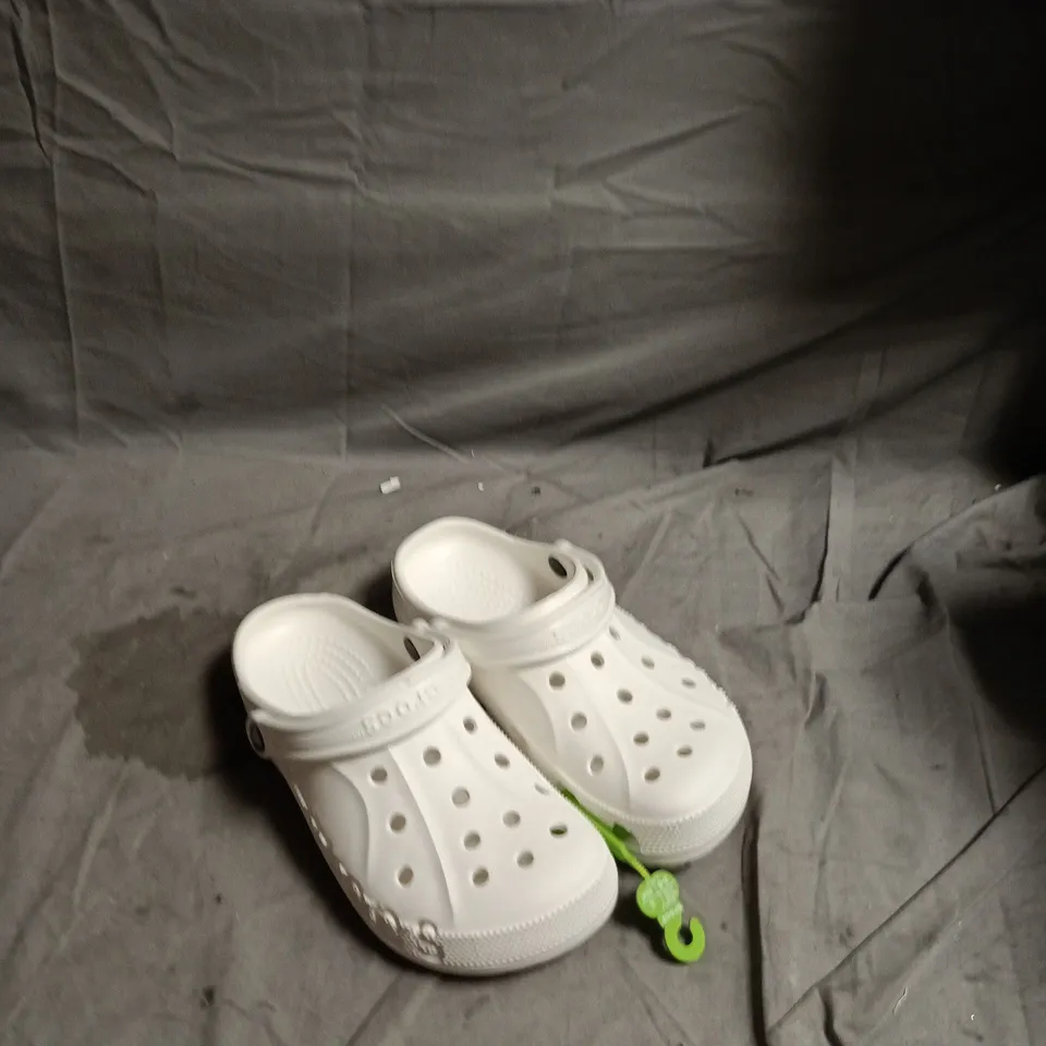 CROCS VIA CLOG – MENS UK 6 WHITE CROCS WITH TAG