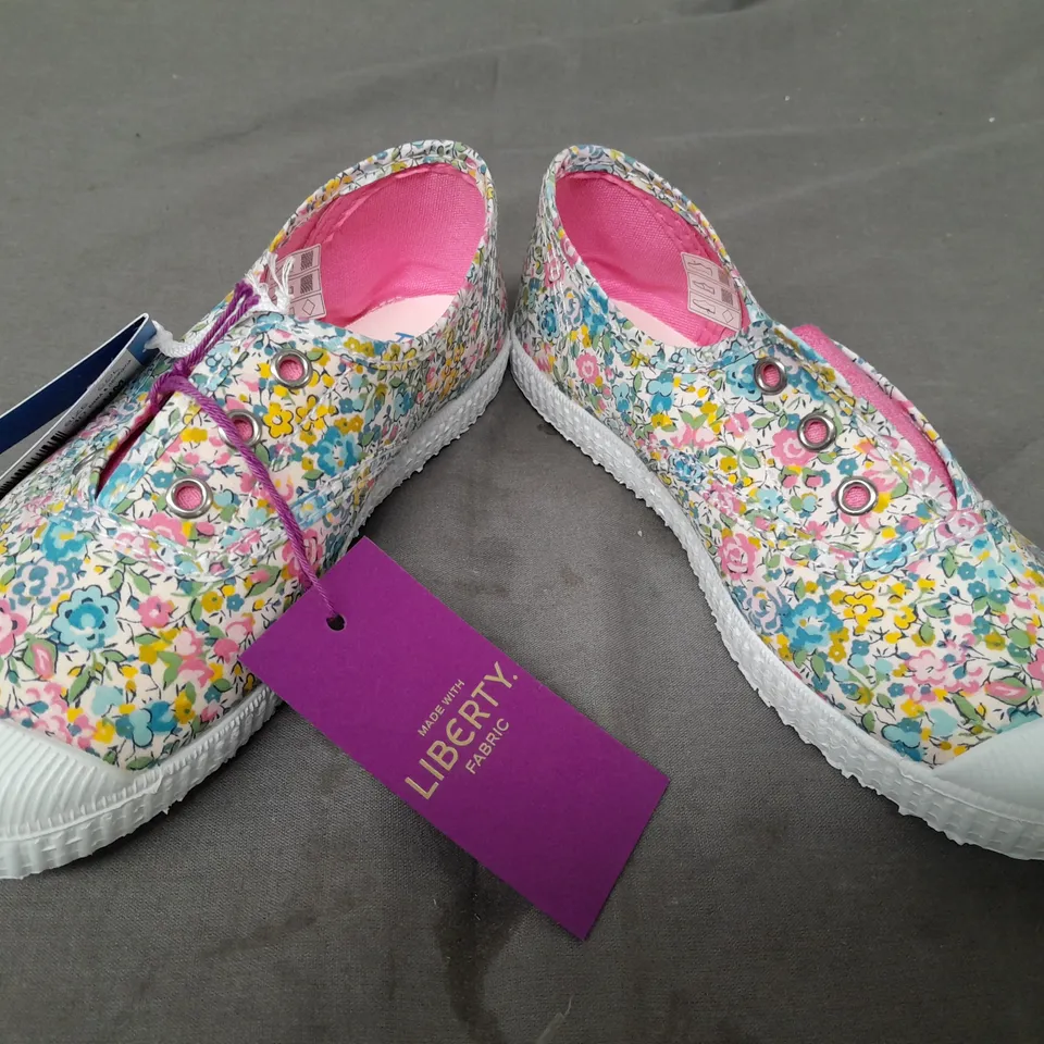 BOXED PAIR OF HAMPTON CANVAS KIDS SHOES IN MULTICOLOUR EU SIZE 30