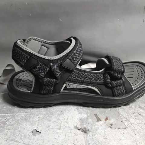 UNBOXED PAIR OF MOUNTAIN WAREHOUSE CRETE SANDALS IN BLACK - UK 10