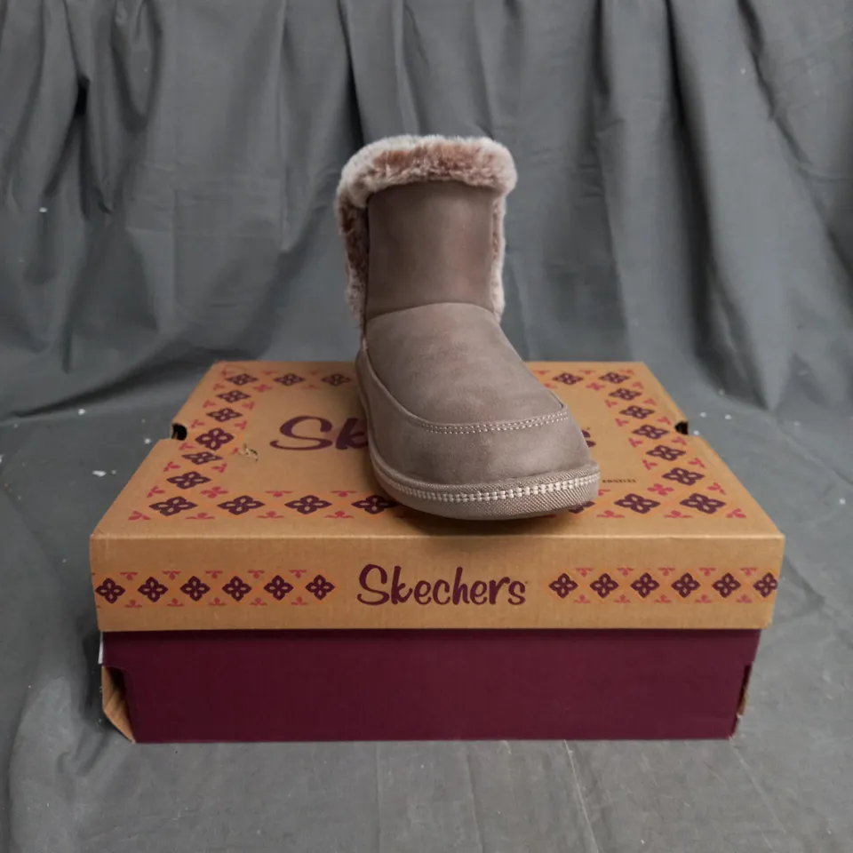 BOXED PAIR OF SKECHERS COZY SLIPPER BOOTS IN TAUPE SIZE 5.5