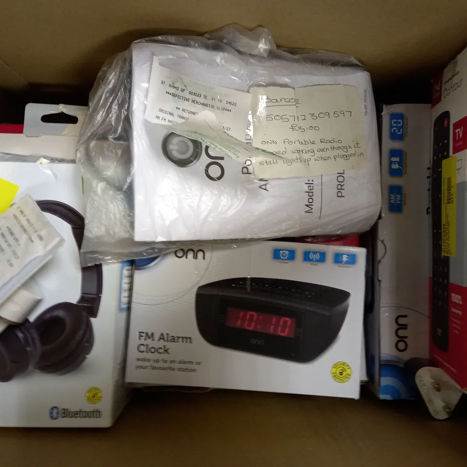 LOT OF APPROXIMATELY 12 ELECTRICAL ITEMS, TO INCLUDE AERIAL, EARPHONES, ETC