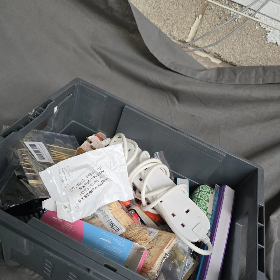 APPROXIMATELY 20 ITEMS OF ASSORTED CRAFTS & OFFICE SUPPLIES KIT – BLUE HANDHELD TOOL, EXTENSION LEAD & ACCESSORIES.