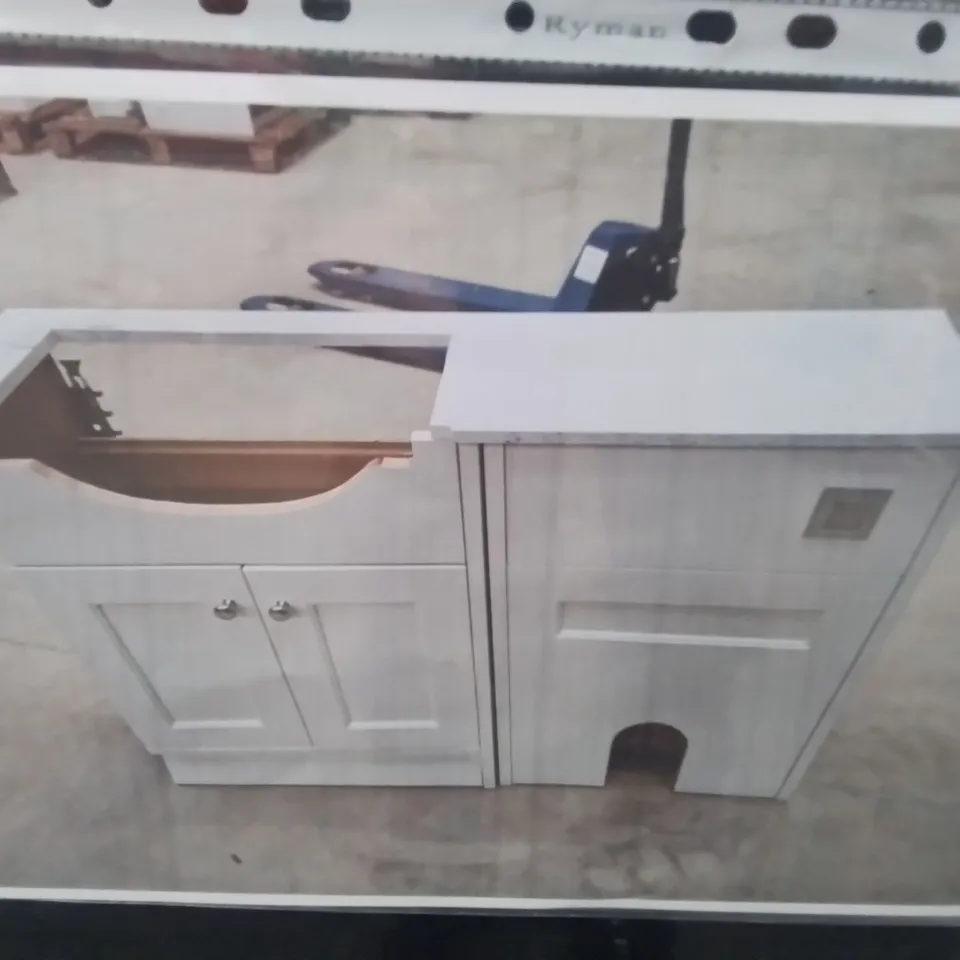 PALLET OF ASSORTED BATHROOM CABINETS AND FITTINGS