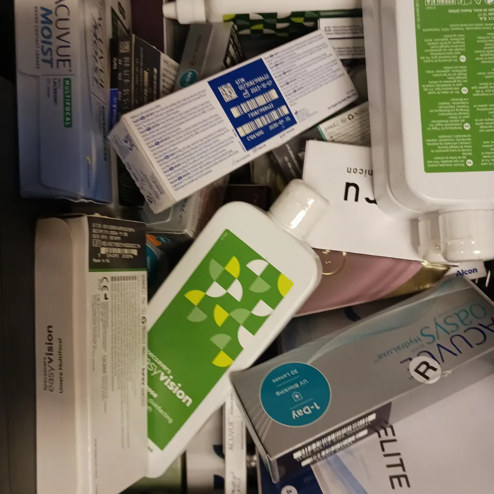 APPROXIMATELY 30 ASSORTED CONTACT LENS PRODUCTS & ACCESSORIES TO INCLUDE SOLUTION, CONTAINERS, LENSES ETC 