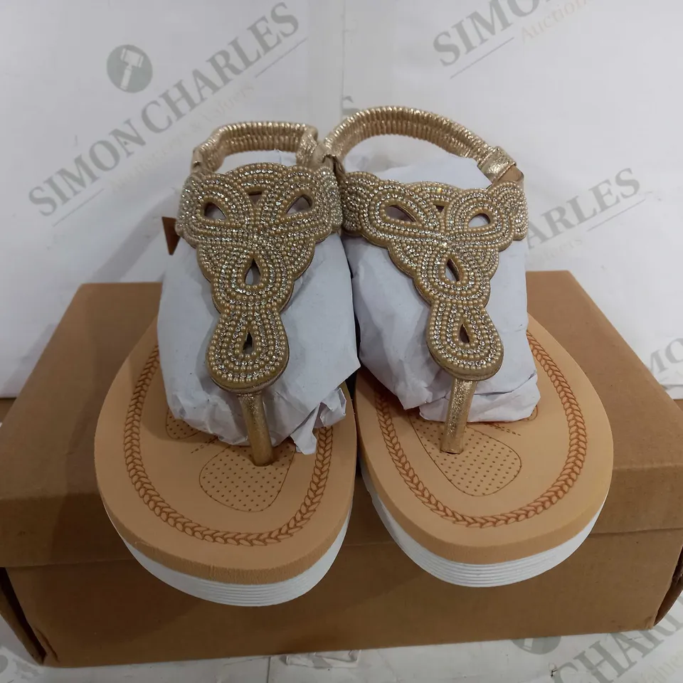 BOXED PAIR OF JO & JOE TANGIER ELASTIC FIT SLIP ON SANDALS IN BROWN/GOLD COLOUR - SIZE 7
