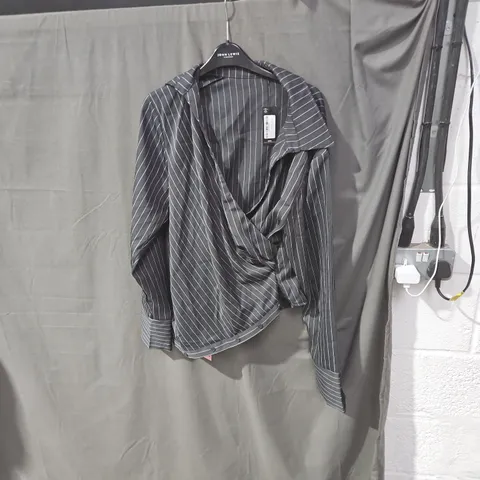 PRETTYLITTLETHING WOMEN'S PINSTRIPE DRAPED SHIRT - UK 12 (EU 40, US 8)