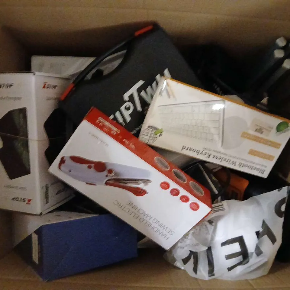 APPROXIMATELY 15 ASSORTED ELECTRICAL ITEMS TO INCLUDE XSTOP SOLAR ENERGIZER, OPUTIK HEADSET, HANDHELD ELECTRIC SEWING MACHINE, ETC - COLLECTION ONLY
