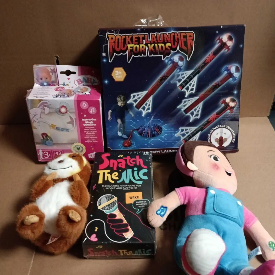 APPROXIMATELY 20 ASSORTED TOYS AND GAMES TO INCLUDE PLUSH TOYS, SNATCH THE MIC, DOLLS ETC  