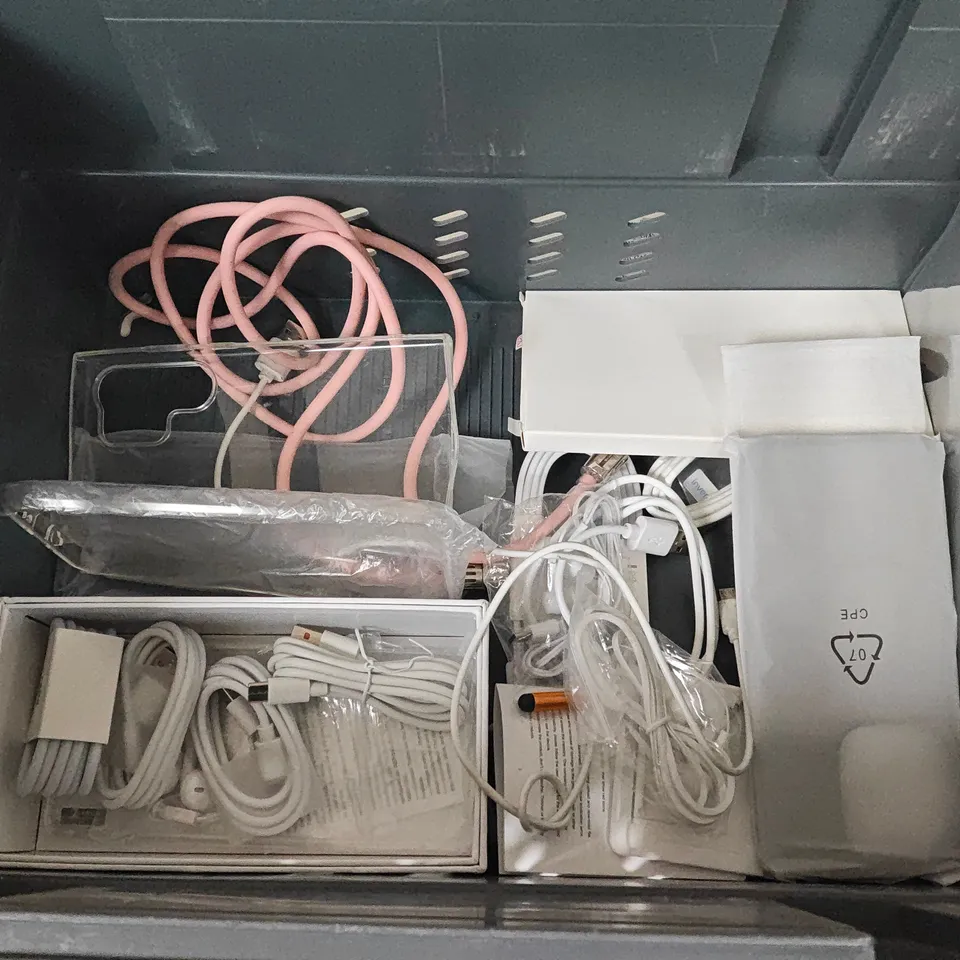 LOT OF ASSORTED TECH ACCESSORIES TO INCLUDE CHARGE CABLES, TABLET CASES AND POWER ADAPTERS 