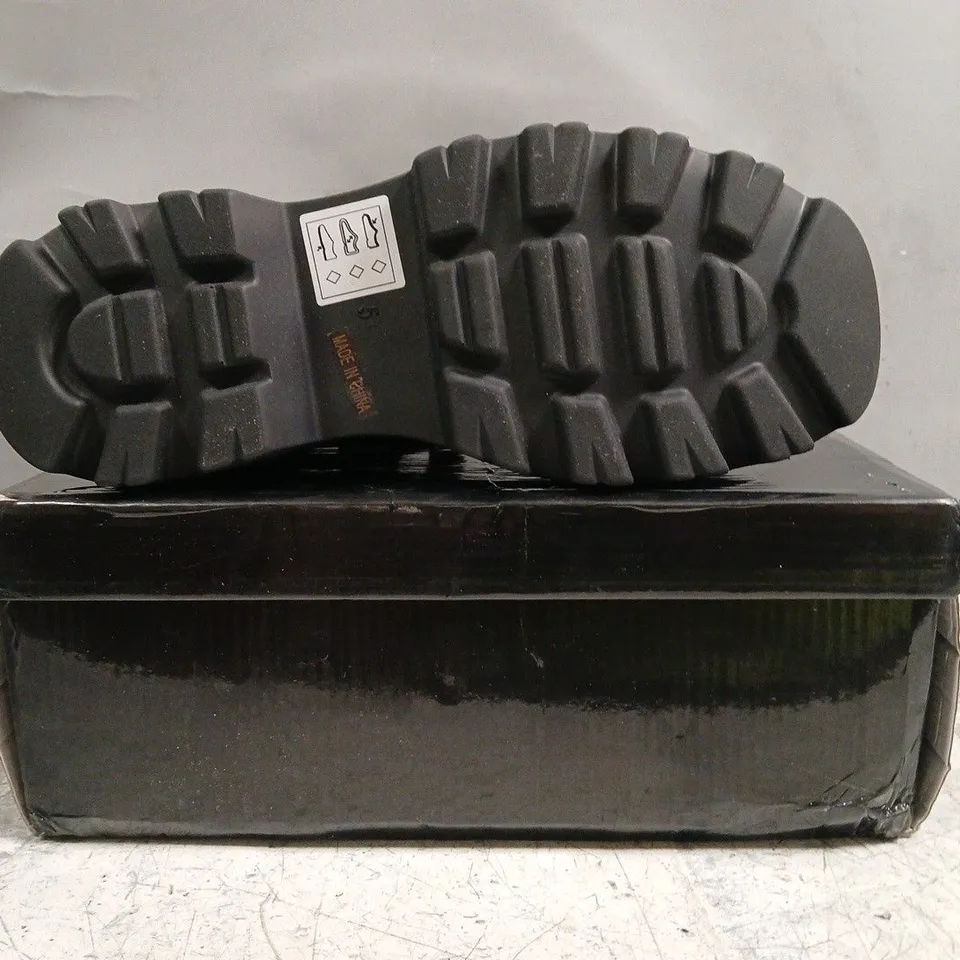 BOXED PAIR OF KOI SILENT AMITY TRIDENT PLATFORM MARY JANE SHOES IN BLACK UK SIZE 5