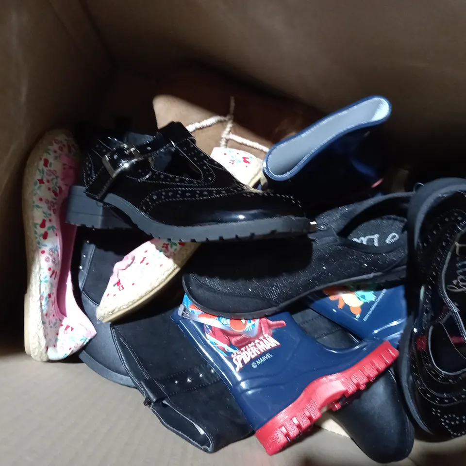 APPROXIMATELY 10 PAIRS OF ASSORTED KIDS SHOES IN VARIOUS STYLES AND SIZES 
