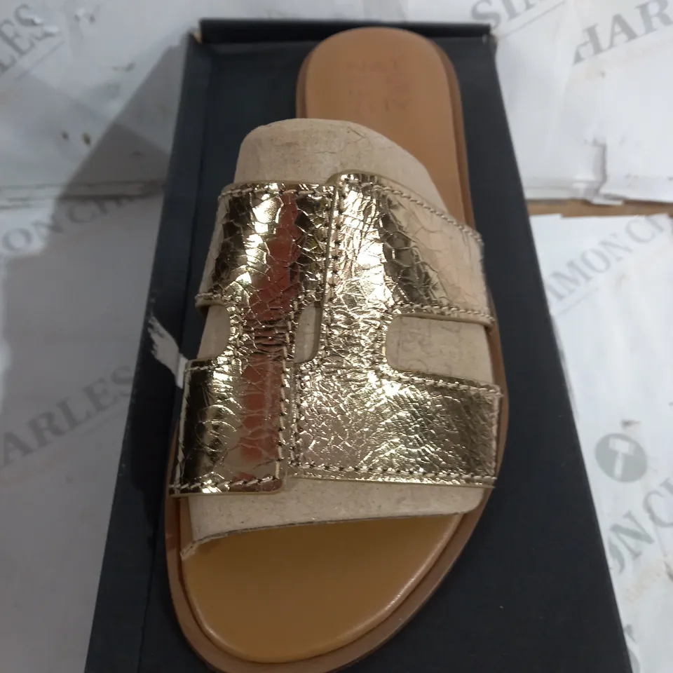 BOXED PAIR NATURALIZER GOLD SANDALS SIZE 6