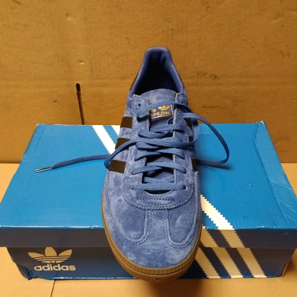BOXED PAIR OF ADIDAS HANDBALL SPEZIAL TRAINERS IN NAVY - UK 9.5