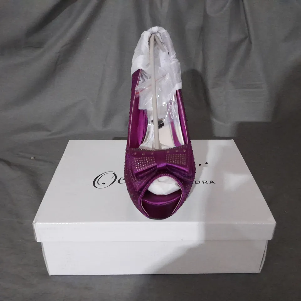 APPROXIMATELY 10 PURPLE TALL PLATFORM HIGH HEELS WITH BOW TO INCLUDE SIZE 4/5/6/7