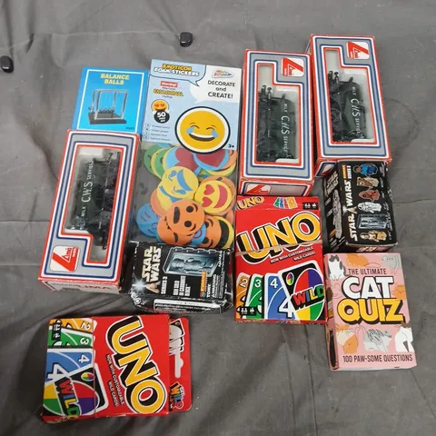 APPROXIMATELY 20 ASSORTED TOYS & GAMES TO INCLUDE UNO, LIMA MODEL TRAIN, KUBRICK MEDICOM STAR WARS SERIES 3 TOY, ETC