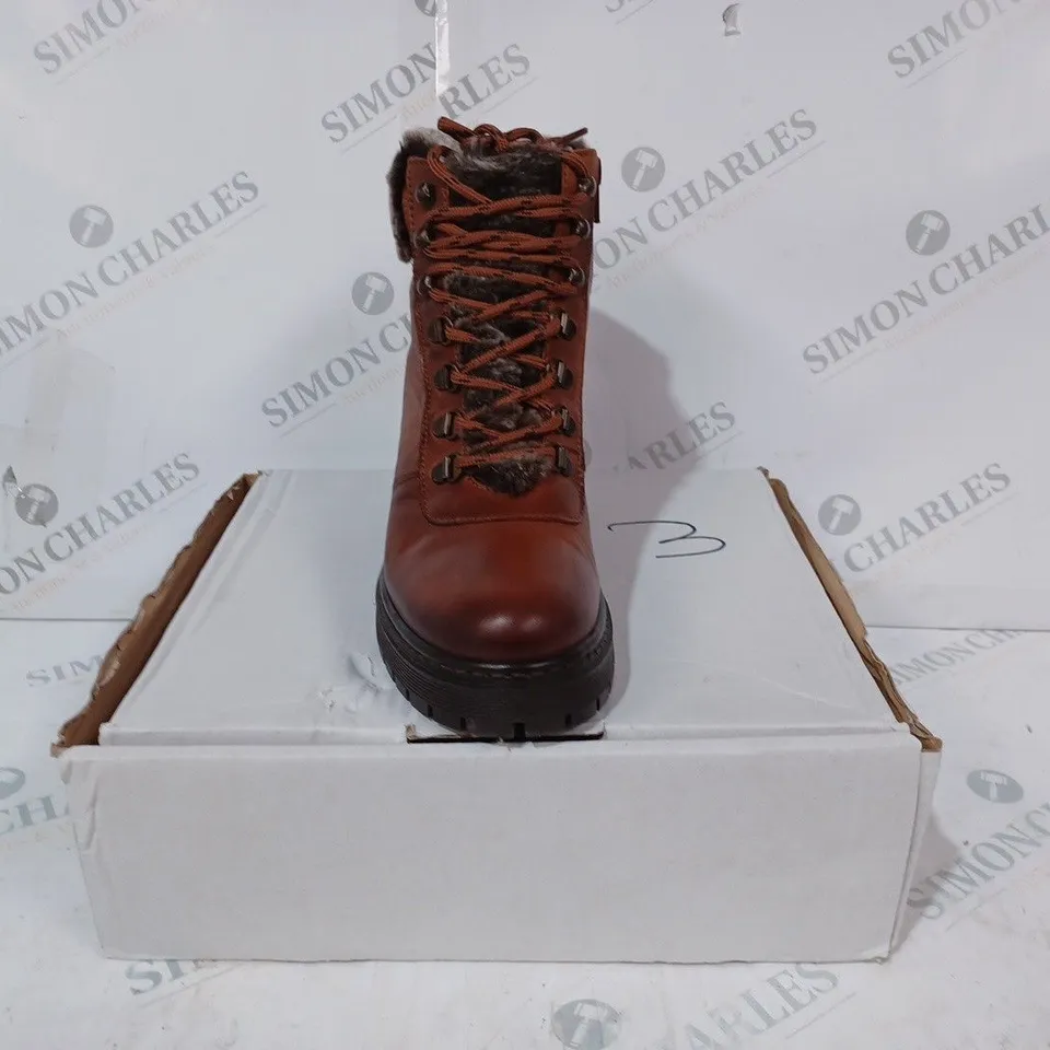 BOXED PAIR OF MODA IN PELLE HIKING BOOTS IN TAN SIZE 6