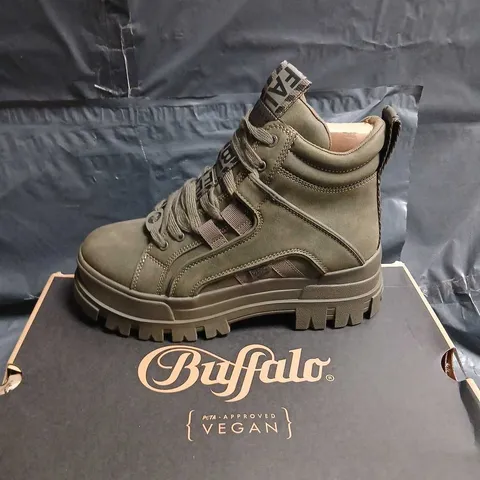 BUFFALO ASPHA NC MID VEGAN NUBUCK BOOTS – KHAKI, UK 6.5 (EU 40)