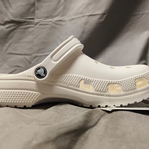 PAIR OF CROCS CLASSIC CLOGS IN WHITE SIZE UK M5/W6