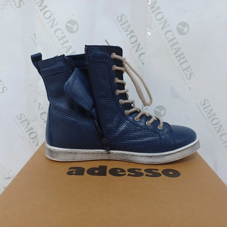 BOXED PAIR OF ADESSO BOOTS IN NAVY BLUE SIZE 7