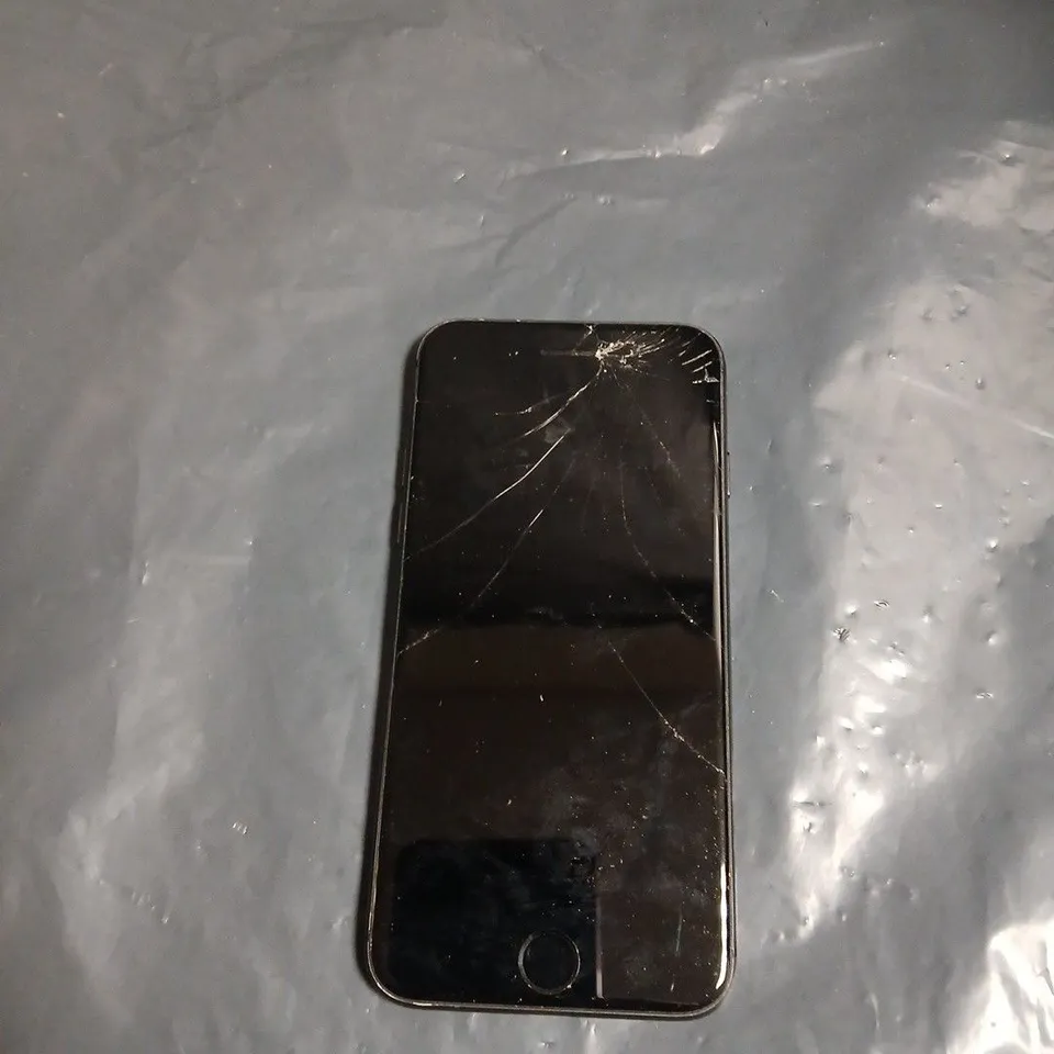 APPLE IPHONE – BLACK SMARTPHONE WITH CRACKED SCREEN 