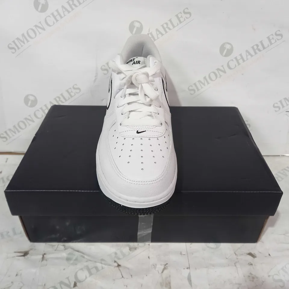 BOXED PAIR OF NIKE AIR SHOES IN WHITE/BLACK UK SIZE 7