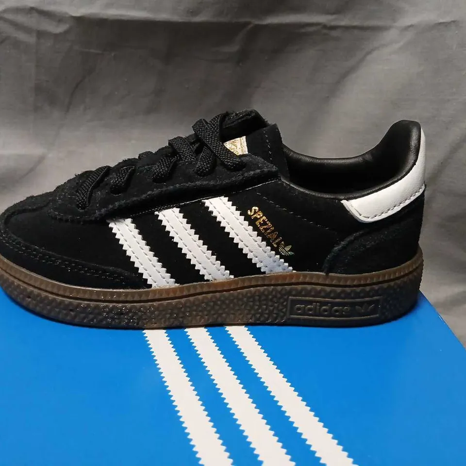 ADIDAS HANDBALL SPEZIAL CF EL I KIDS SNEAKERS – BLACK/WHITE, UK 8.5 (EU 26)