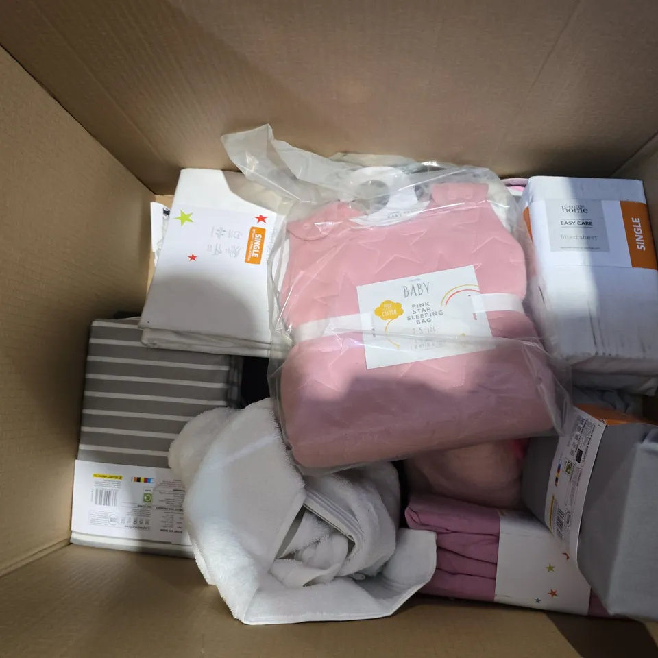 BOX OF APPROXIMATELY 12 ASSORTED BEDDING AND SOFT FURNISHING ITEMS TO INCLUDE - PILLOWCASES - BEDDING SET - TOWEL ETC. 