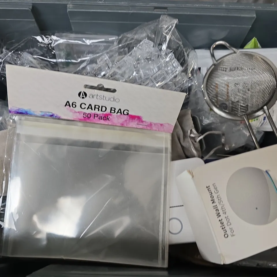 APPROXIMATELY 12 ASSORTED HOUSEHOLD ITEMS TO INCLUDE PASSPORT COVER, A6 CARD BAG, PBE/50 LOCK, ETC