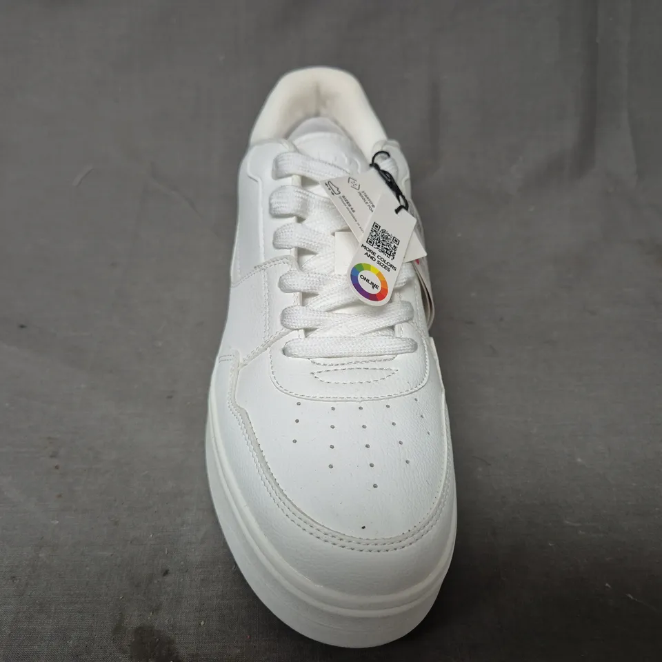 PAIR OF PULL & BEAR SHOES IN WHITE EU SIZE 44