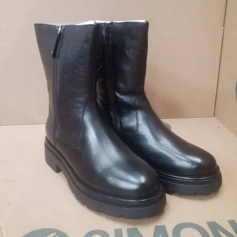 BOX CONTAINING APPROXIMATELY 5 PAIRS OF BRAND NEW SIMPLY BE BLACK BREENER WIDE LEATHER BOOTS - SIZE 7