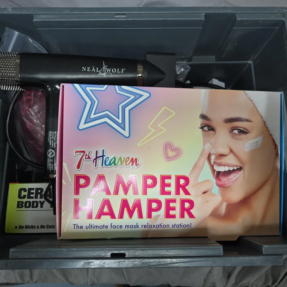 APPROXIMATELY 7 ASSORTED HEALTH & BEAUTY ITEMS TO INCLUDE 7TH HEAVEN PAMPER HAMPER, CERAMIC BODY TRIMMER, MOOD LONDON FRAGRANCE SET, ETC