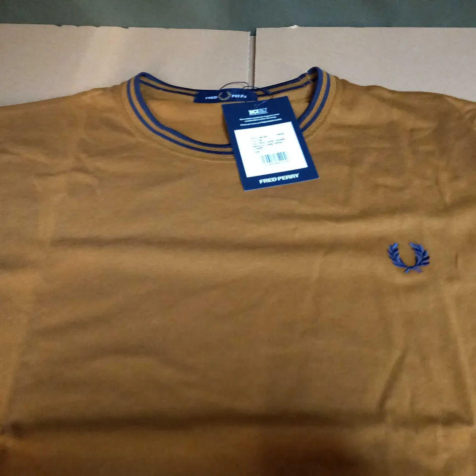 FRED PERRY TWIN TIPPED SHORT SLEEVED T-SHIRT IN DARK CARAMEL - LARGE