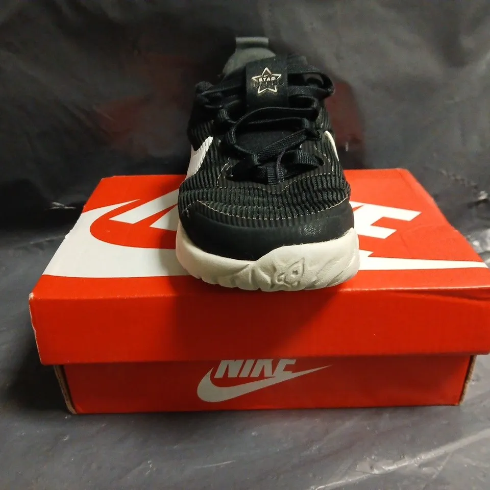 BOXED PAIR OF NIKE KID'S SHOES IN BLACK/WHITE SIZE UK 9.5