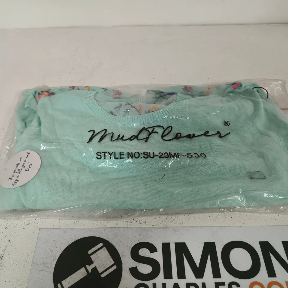 BOX OF APPROXIMATELY 30 ASSORTED CLOTHING ITEMS TO INCLUDE: MUDFLOWER JUMPER 