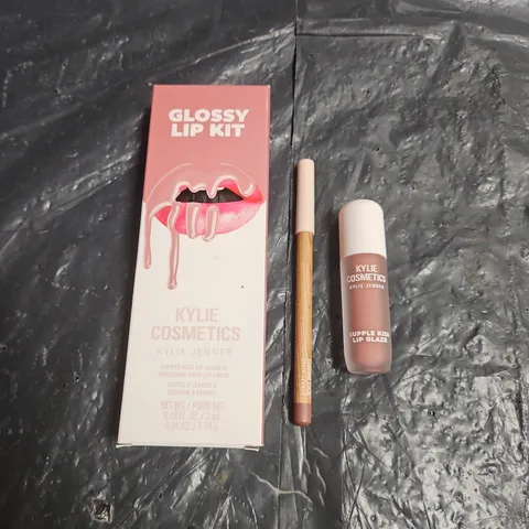 KYLIE COSMETICS GLOSSY LIP KIT (KYLIE JENNER) – LIP LINER + LIP GLAZE, SHADE 355 COMES NATURALLY