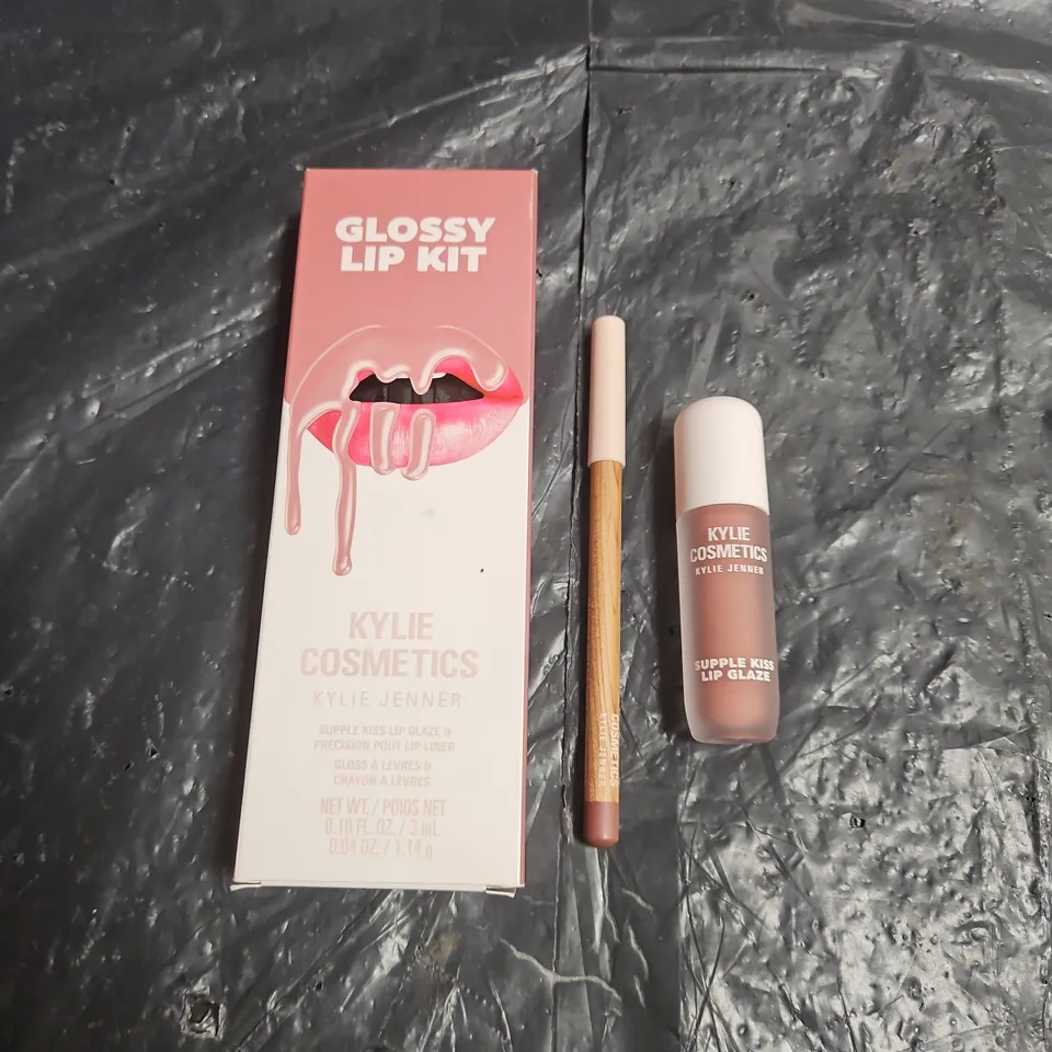 KYLIE COSMETICS GLOSSY LIP KIT (KYLIE JENNER) – LIP LINER + LIP GLAZE, SHADE 355 COMES NATURALLY