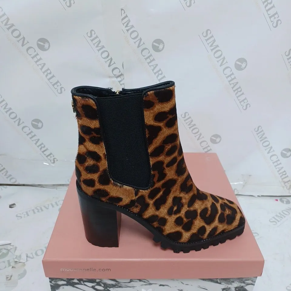 BOXED PAIR OF MODA LEXIIE LEOPARD PONY RAND BOOTS SIZE 39
