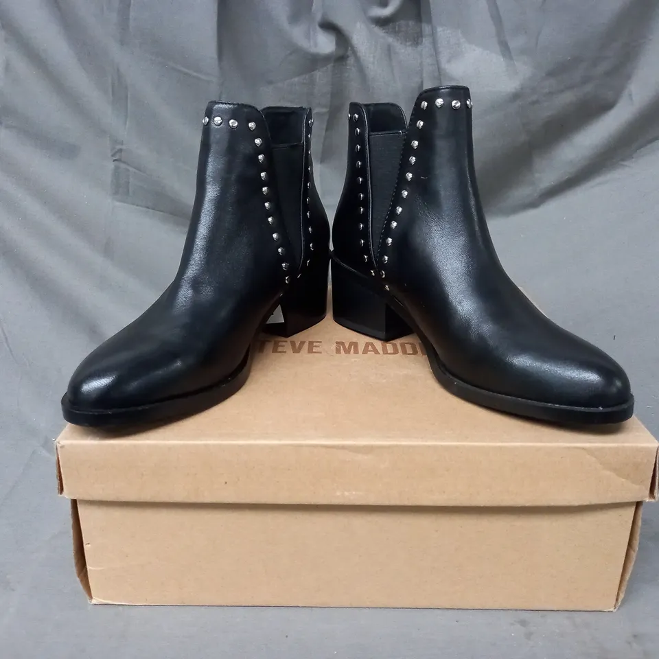 BOXED PAIR OF STEVE MADDEN CADE LEATHER ANKLE BOOTS IN BLACK UK SIZE 3