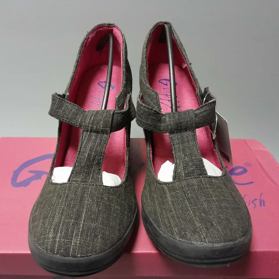 5 BOXED GUPPY LOVE BY BLOWFISH WOMENS CASUAL RAISED HEEL SHOES IN GREY/BLACK - US 9
