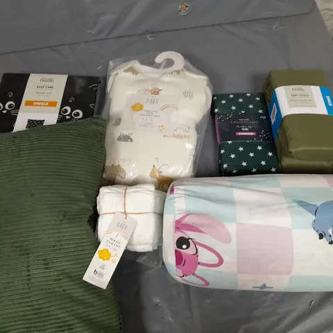 APPROXIMATELY 8 ASSORTED HOUSEHOLD ITEMS TO INCLUDE BEDDING, AND CUSHIONS IN VARIOUS SIZES AND STYLES