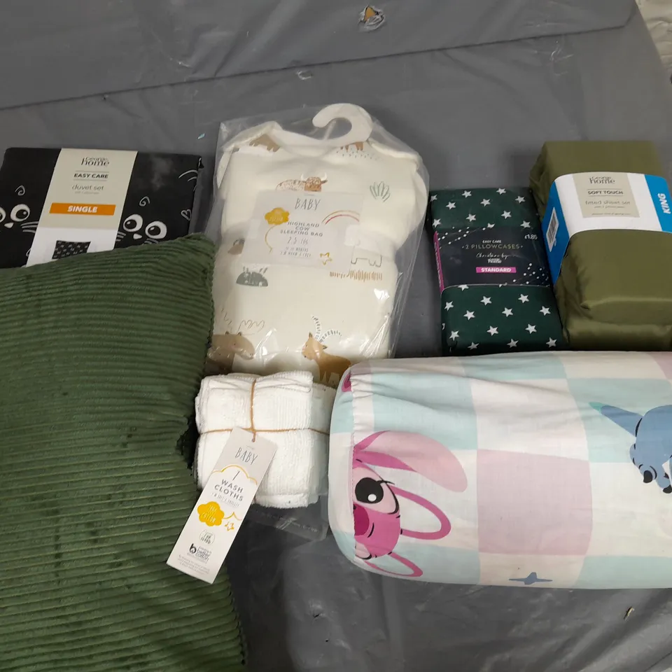 APPROXIMATELY 8 ASSORTED HOUSEHOLD ITEMS TO INCLUDE BEDDING, AND CUSHIONS IN VARIOUS SIZES AND STYLES 