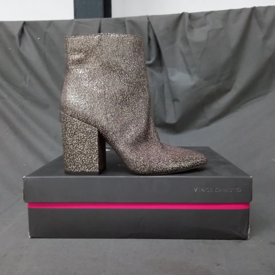 BOXED PAIR OF VINCE CAMUTO DESTILLY BLOCK HEEL ANKLE BOOTS IN BRONZE W. GLITTER EFFECT EU SIZE 39