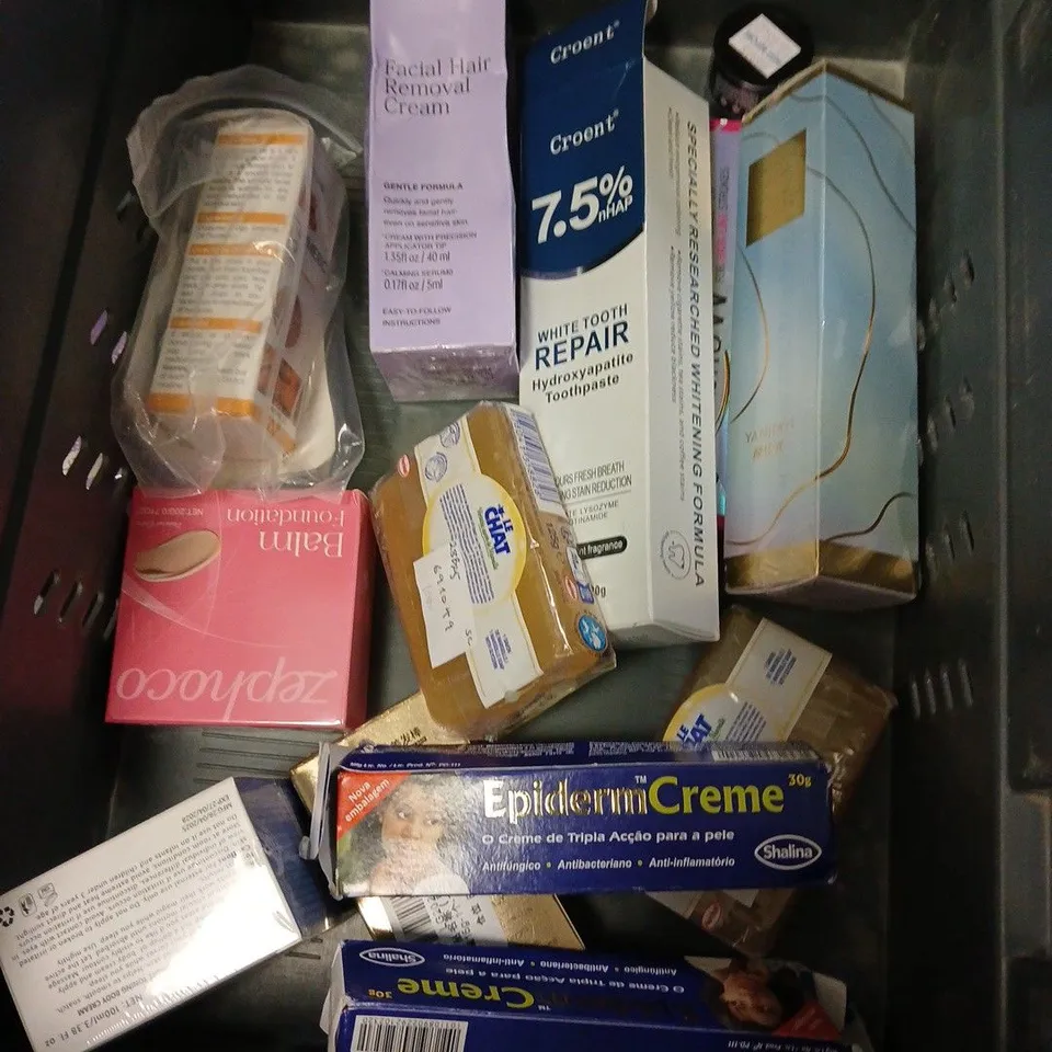 APPROXIMATELY 20 ASSORTED HEALTH & BEAUTY PRODUCTS TO INCLUDE BEDHEAD HAIR SMOOTHING CREAM, CHANEL GLOWING PRIMER, VITA MEDIUM TAN MOUSSE, ETC
