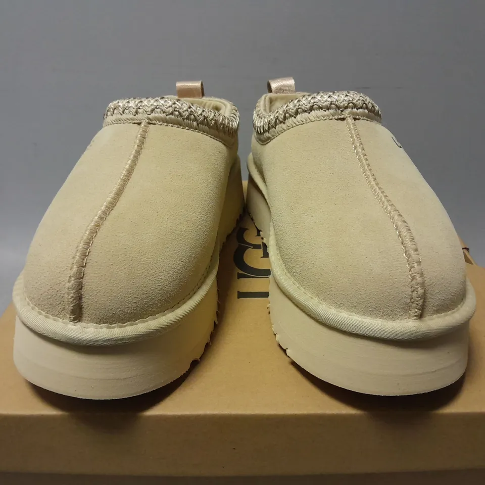 BOXED PAIR OF UGG WOMENS TAZZ SLIPPERS IN SAND - UK 5