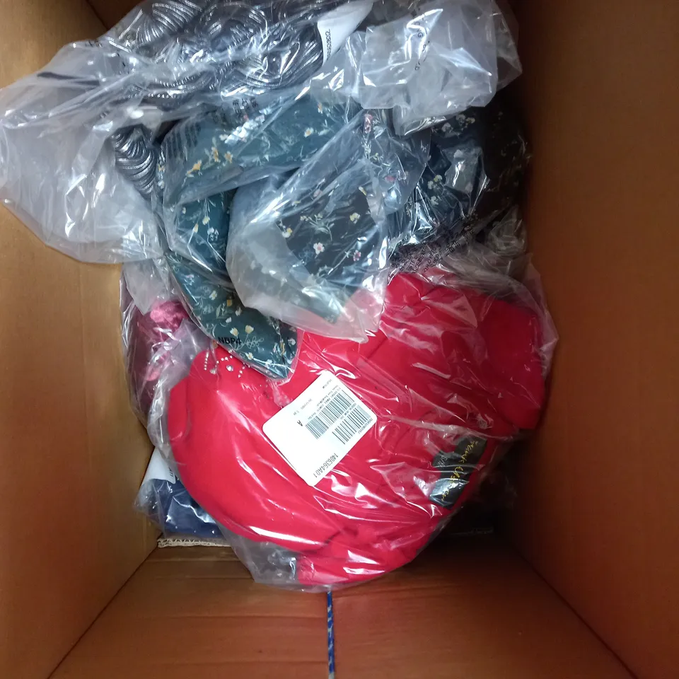 BOX OF ASSORTED CLOTHING ITEMS TO INCLUDE JUMPER - PANTS - 